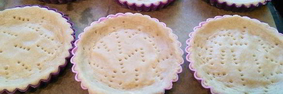 тарталетки с карамельным соусом и макадамией