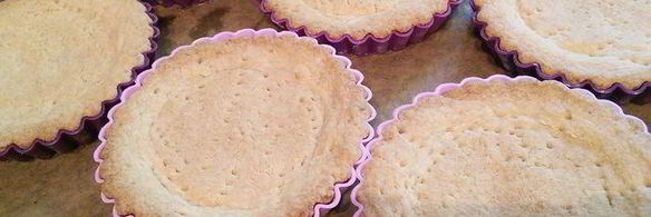 тарталетки с карамельным соусом и макадамией