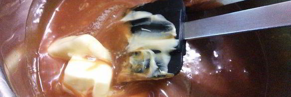 тарталетки с карамельным соусом и макадамией