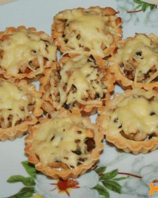 Тарталетки с курицей и грибами
