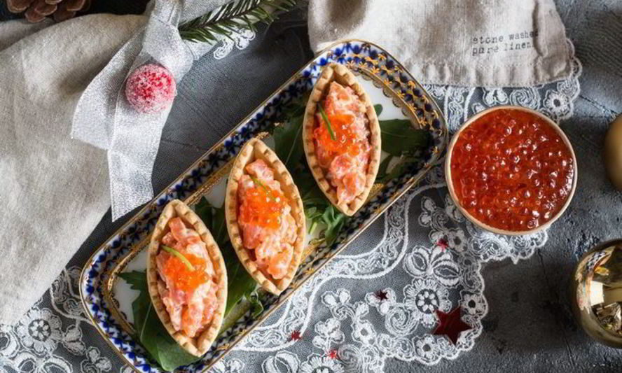 Рецепт тарталеток с лососем в соусе спайси