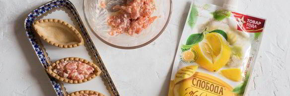 тарталетки с лососем в соусе спайси