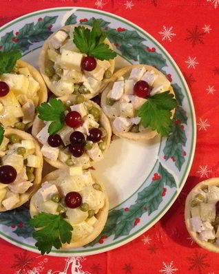 Тарталетки с начинкой из курицы с ананасом