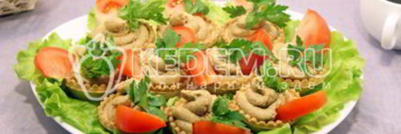 тарталетки с печеночным муссом и помидорами