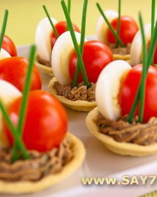 Тарталетки с печеночным муссом, перепелиными яйцами и помидорами черри