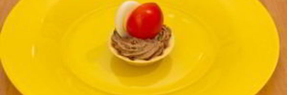 тарталетки с печеночным муссом, перепелиными яйцами и помидорами черри