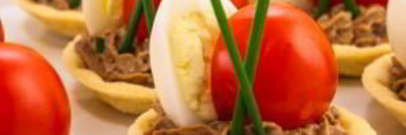 тарталетки с печеночным муссом, перепелиными яйцами и помидорами черри