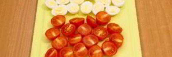 тарталетки с печеночным муссом, перепелиными яйцами и помидорами черри