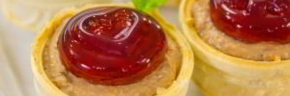 тарталетки с печеночным паштетом и гранатовым желе