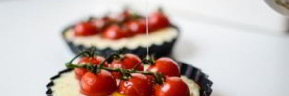 тарталетки с сыром и помидорами