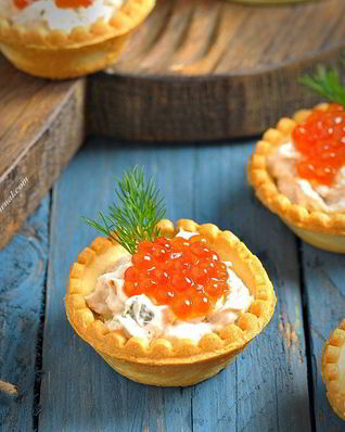 Тарталетки с тунцом и красной икрой