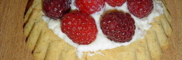 тарталетки с творожным кремом и малиной