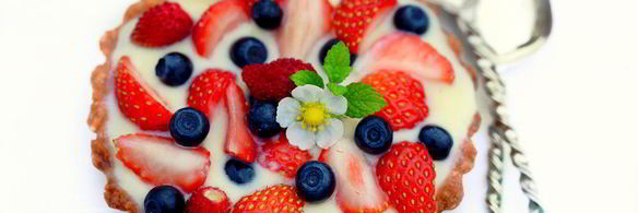 тарталетки с заварным кремом и клубникой