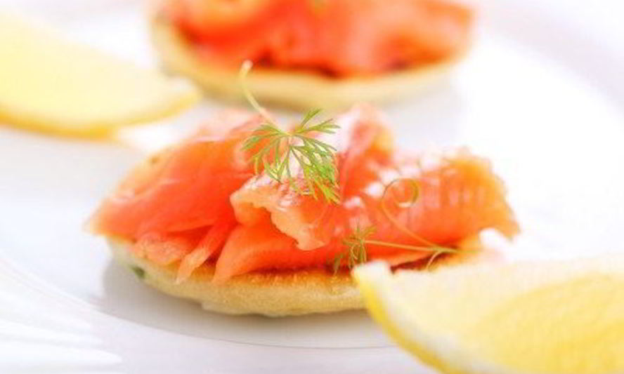 Рецепт закуски из красной рыбы с укропом на картофельных тарталетках