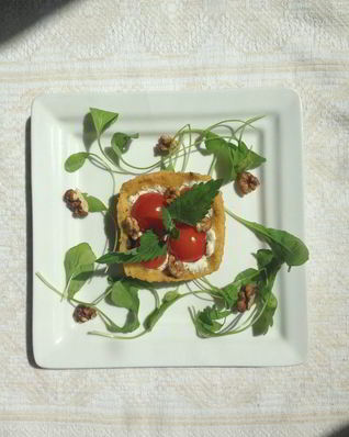 Закусочные тарталетки из поленты с козьим сыром и помидорками черри