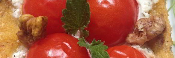 закусочные тарталетки из поленты с козьим сыром и помидорками черри