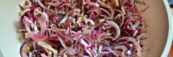 луковый тарт с малосольной килькой