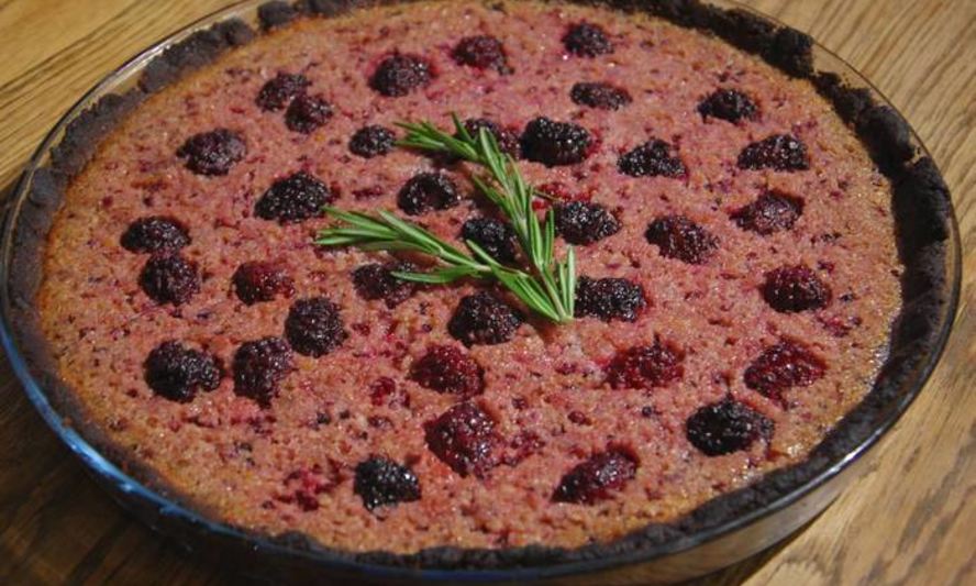 Рецепт медового тарта с ежевикой и миндалем