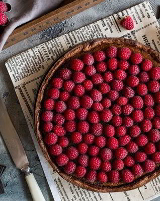 Шоколадный тарт с малиной