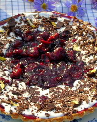 Сметанный тарт с вишней и вином