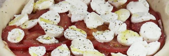 сытный тарт с моцареллой и помидорами