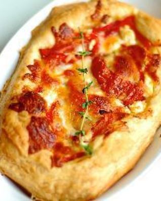 Тарт из слоеного теста с помидорами и козьим сыром