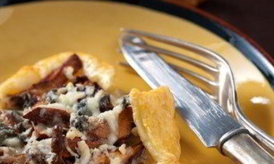 Рецепт тарт с белыми грибами, беконом и сливочным соусом из козьего сыра