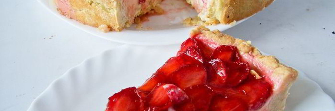 Тарт с клубникой и розмариновым кремом