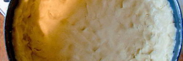 тарт с клубникой и розмариновым кремом