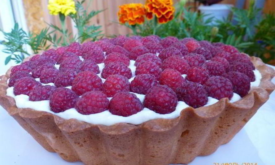 Рецепт тарта с малиной, заварным кремом и шоколадной прослойкой
