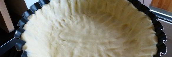 тарт с малиной, заварным кремом и шоколадной прослойкой