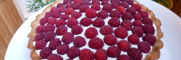 тарт с малиной, заварным кремом и шоколадной прослойкой