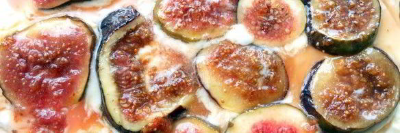 тарт с маскарпоне, инжиром и медовым соусом