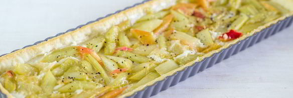 тарт с ревенем, заварным кремом и меренгой