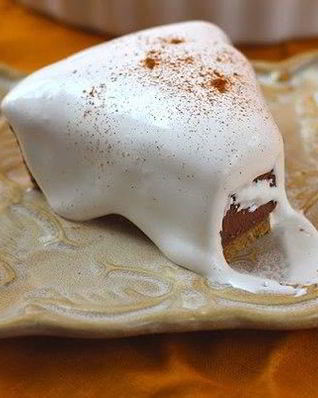 Тарт с шоколадной начинкой и белковым кремом