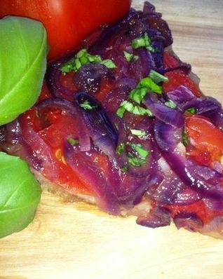 Тарт с томатами и карамельным луком