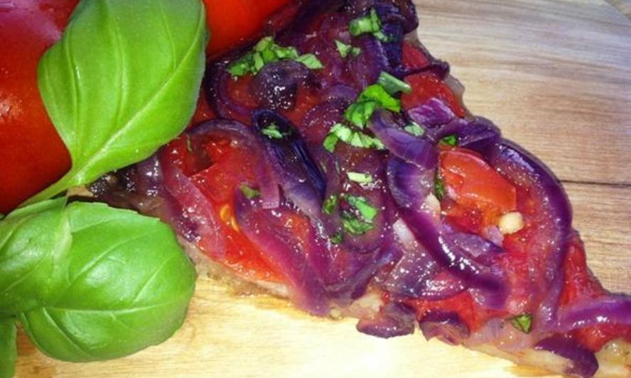 Рецепт тарта с томатами и карамельным луком