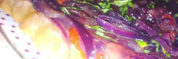 тарт с томатами и карамельным луком