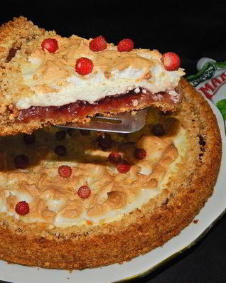 Тарт с творогом, джемом и меренгой