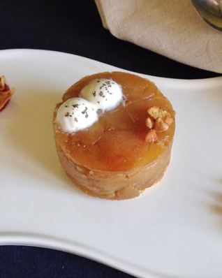 Тарт Татен с клюквенно-яблочным соусом, молочным мороженым и сушеным яблоком