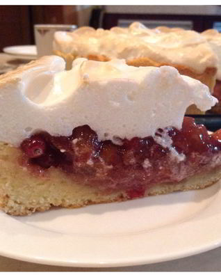 Яблочно-клюквенный тарт с меренгой