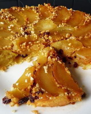 Яблочный тарт Татен с орешками и изюмом