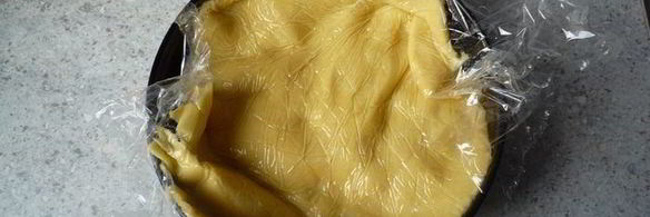 яблочный тарт татен с орешками и изюмом