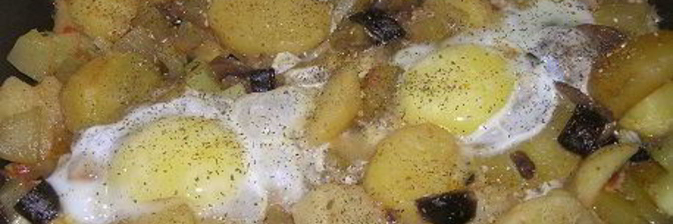 Картофель с шампиньонами и яичницей-глазуньей