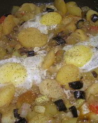 Картофель с шампиньонами и яичницей-глазуньей