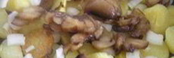 картофель с шампиньонами и яичницей-глазуньей