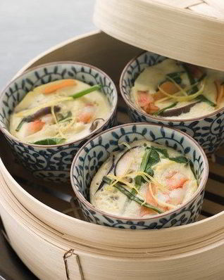 Печеная яичница с креветками в сметанном соусе