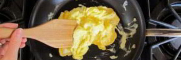 простая яичница болтунья