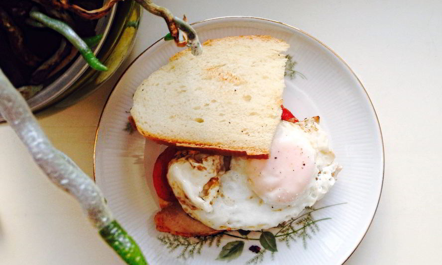 Рецепт сэндвича с яичницей, бужениной и помидорами