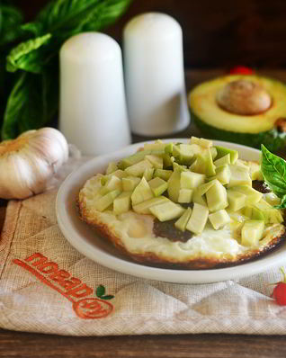 Яичница с беконом и авокадо